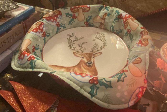 A festive bowl cosy